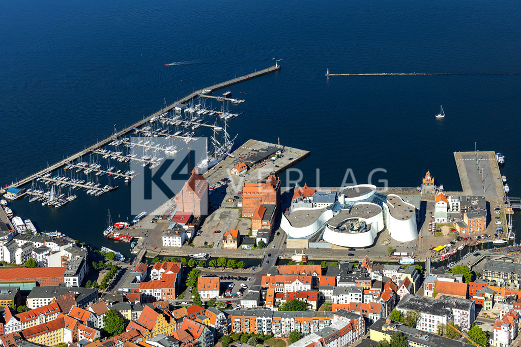 Wandbild-Stralsund-Luftbild-Ostsee-Hafen-Hafeninsel-0U3A2549 | Stralsund mit Hafeninsel und historischer Altstadt an der Ostsee aus der Luft - Realisiert mit Pictrs.com