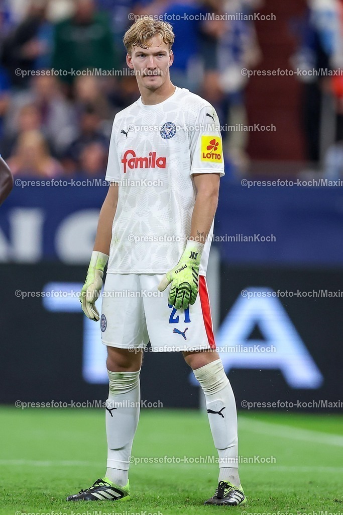 S0413092501133 | 13.09.2025, Fußball, FC Schalke 04 - Holstein Kiel, 5.Spieltag, 2. Fußball Bundesliga, Veltins-Arena Gelsenkirchen, Saison 2025 2026: Torwart Jonas Krumrey (Holstein Kiel #21) DFB regulations prohibit any use of photographs as image sequences and or quasi-video.