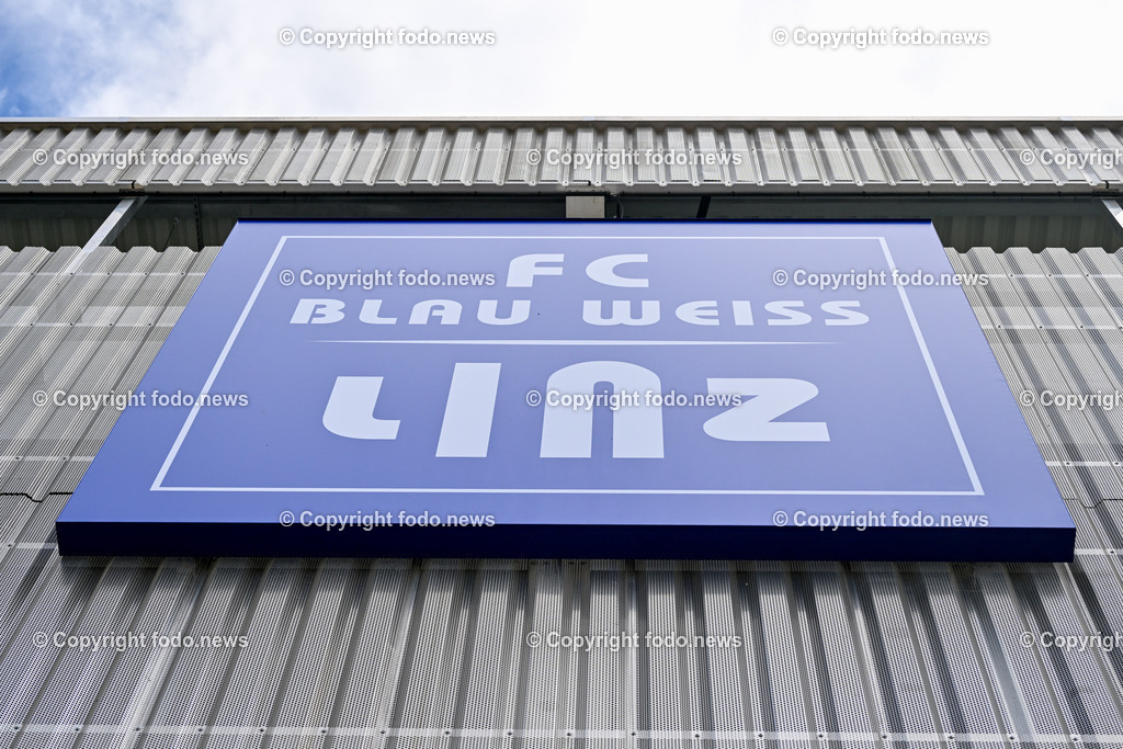Hofmann Personal Stadion Linz_ FC Blau Weiss Linz_ 04.07.2023-1 | 04.07.2023, Hofmann Personal Stadion Linz, AUT, im Bild FC Blau Weiss Linz, Logo, aufsteigend, aufstrebend