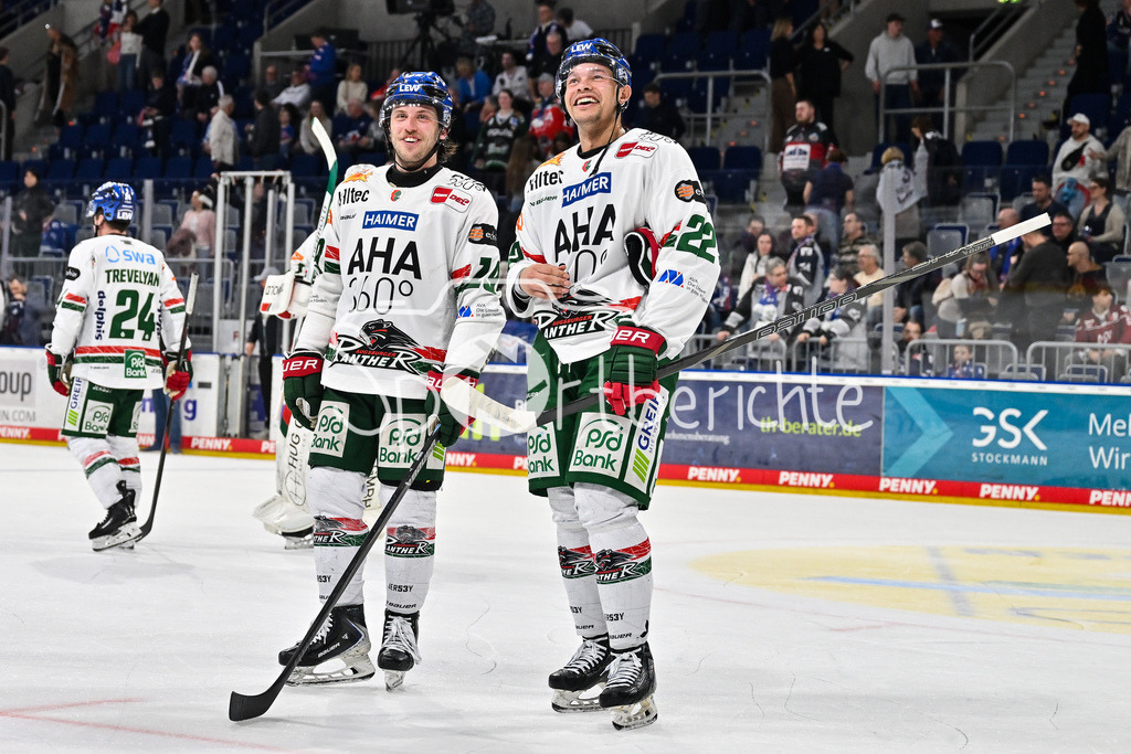 Adler Mannheim - Augsburger Panther | MANNHEIM, DEUTSCHLAND - 25. FEBRUAR: Die Spieler der Panther bedanken sich nach dem Auswärtssieg in Mannheim bei den Fans nach dem Match zwischen den Adler Mannheim und den Augsburger Panthern am 45. Spieltag der Penny DEL in der SAP Arena / Riley DAMIANI (Augsburger Panther 19) / Madison BOWEY (Augsburger Panther 22)
