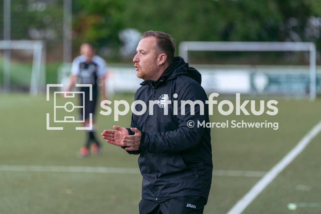 TSV 05 Ronsdorf – SSV Bergisch Born II | Trainer Kai Östrich vom TSV Ronsdorf an der Seitenlinie. Bezirksliga Niederrhein, Gruppe 2: TSV 05 Ronsdorf gegen SSV Bergisch Born II, Wuppertal, 11.10.2026. Endstand: 3:1. sportimfokus / Marcel Schwering - Realisiert mit Pictrs.com