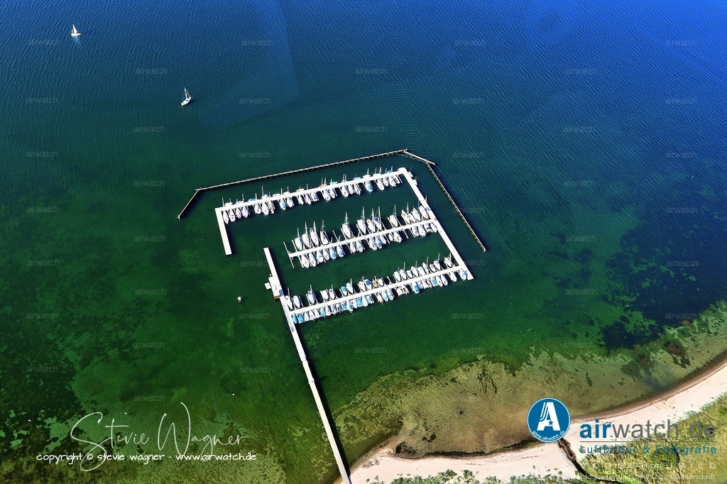 Luftbild Yachthafen Bockholmwik - Die Ansteuerung erfolgt aus dem Fahrwasser der Außenförde | Die Liegeplätze sind mit Strom- und Frischwasseranschluss ausgestattet, und die Hafeneinfahrt ist tagsüber unproblematisch, wobei von Osten kommend auf eine vorgelagerte Sandbank geachtet werden muss. Die Ansteuerung erfolgt aus dem Fahrwasser der Außenförde in Richtung Westseite des Hafens, und die Hafeneinfahrt ist befeuert.