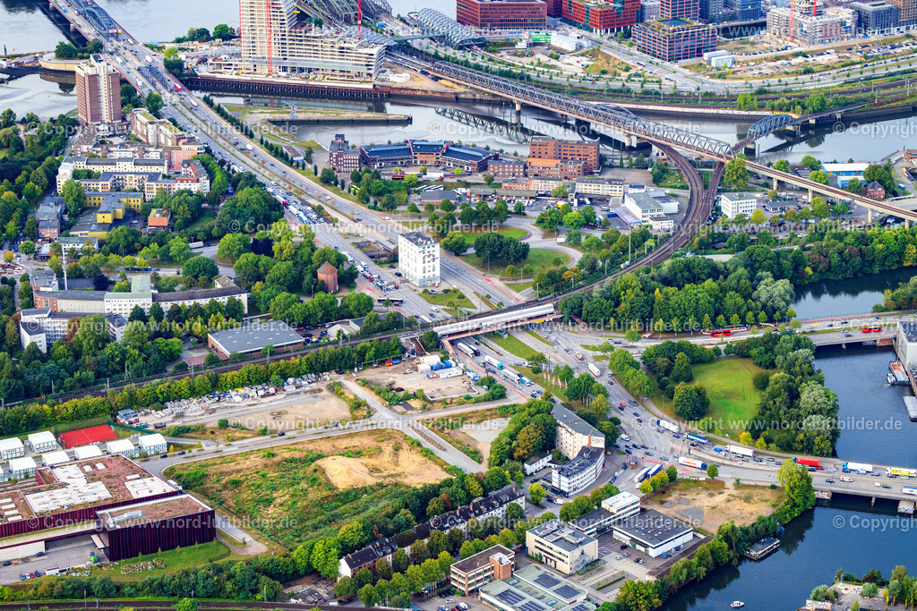 Hamburg_Rothenburgsort_Billhorner_Brückenstrasse_Elbtower_ELS_5342200925 | HAMBURG 20.09.2025 Eisenbahn- Brückenbauwerk zur Streckenführung der Bahn- Gleise und Straßenkreuzung Billhorner Brückenstraße und Amsinckstraße in Hamburg, Deutschland. // Railway bridge building to route the train tracks and road junction Billhorner Brueckenstrasse and Amsinckstrasse in Hamburg, Germany. Foto: Martin Elsen