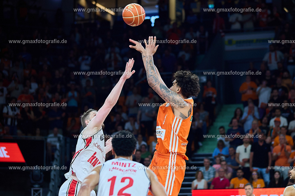 GER, ratiopharm ulm gegen FIT/ONE Würzburg Baskets, Basketball, 5. PlayOff, Halbfinale, EasyCredit Bundesliga, Spielzeit 2024/2025, 12.06.2025 | Dreierwurf von Marcio Santos (ratiopharm ulm, #03)GER, ratiopharm ulm gegen FIT/ONE Würzburg Baskets, Basketball, 5. PlayOff, Halbfinale, EasyCredit Bundesliga, Spielzeit 2024/2025, 12.06.2025Foto: Eibner-Pressefoto/Gerald Oelze-de Stoppany