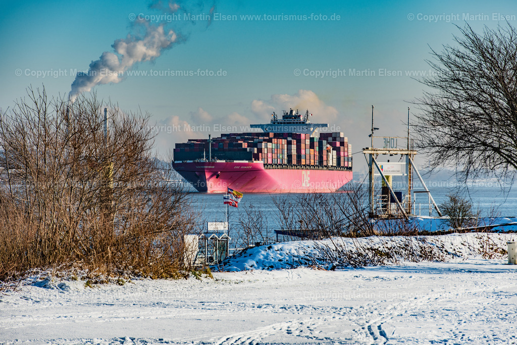 Altes Land Elbe Containerschiff Winter Schnee Deich_Elbe_ELS_6228300121 | Fotos aus den Touristenorten aus Norddeutschland. - Realisiert mit Pictrs.com