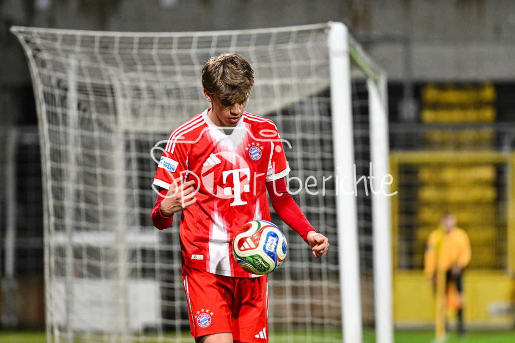 FC Bayern Amateure - SpVgg Unterhaching | MÜNCHEN, DEUTSCHLAND - 24. FEBRUAR: im Bild Guido DELLA ROVERE (FC Bayern München II 10) / Einzelfoto / Freisteller während dem Spiel zwischen den Amateuren des FC Bayern München und der SpVgg Unterhaching am 25. Spieltag der Regionalliga Bayern im Grünwalder Stadion