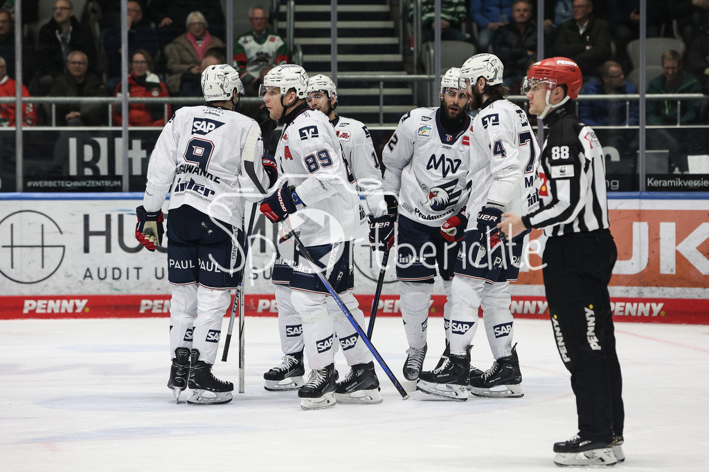 Augsburger Panther - Adler Mannheim | Jubel der Gaeste nach dem Treffer zum 2-5 durch Matthias PLACHTA (MAN #22) / Tor / Freude / Torschuezte