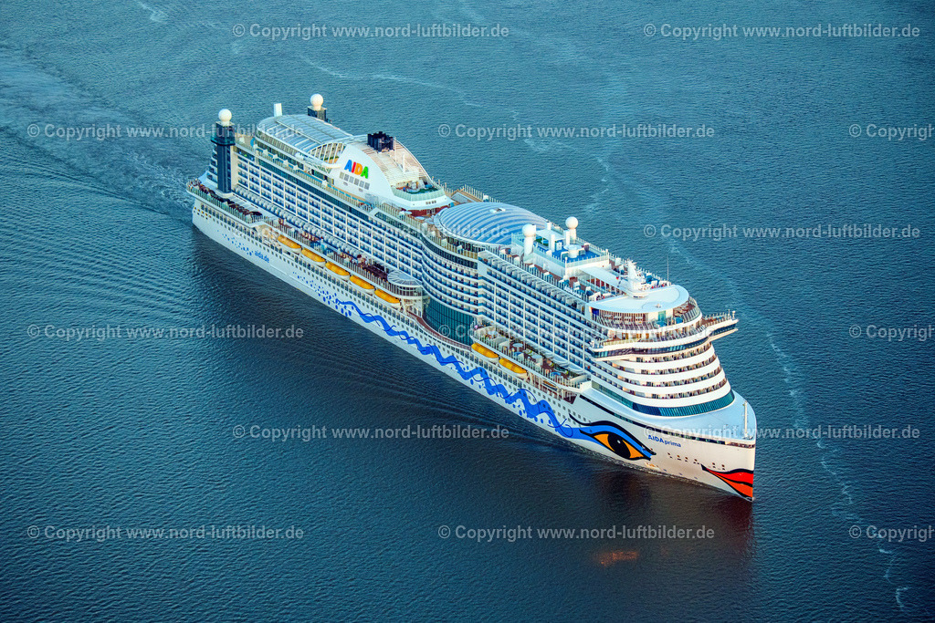 Aida_Prima_auf der Elbe_ELS_4207060822 | GLüCKSTADT 06.08.2022 Kreuzfahrtschiff Aida Prima auf der Elbe Höhe Glückstadt, Deutschland. // Cruise ship Aida Prima on the Elbe at Glueckstadt, Germany. Foto: Martin Elsen