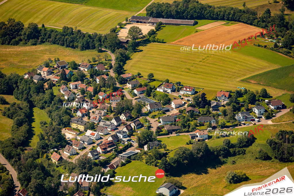 Das Luftbild zeigt :  Heuchlingen - Die Luftaufnahme wurde 2024 vom UL-Flugzeug aus erstellt ( keine Drohne ) - Hochauflösende Luftaufnahme - Für grossformatige Ausdrucke geeignet. Die Geschenkidee !Mit Lizenz und Bildrechte bestellbar