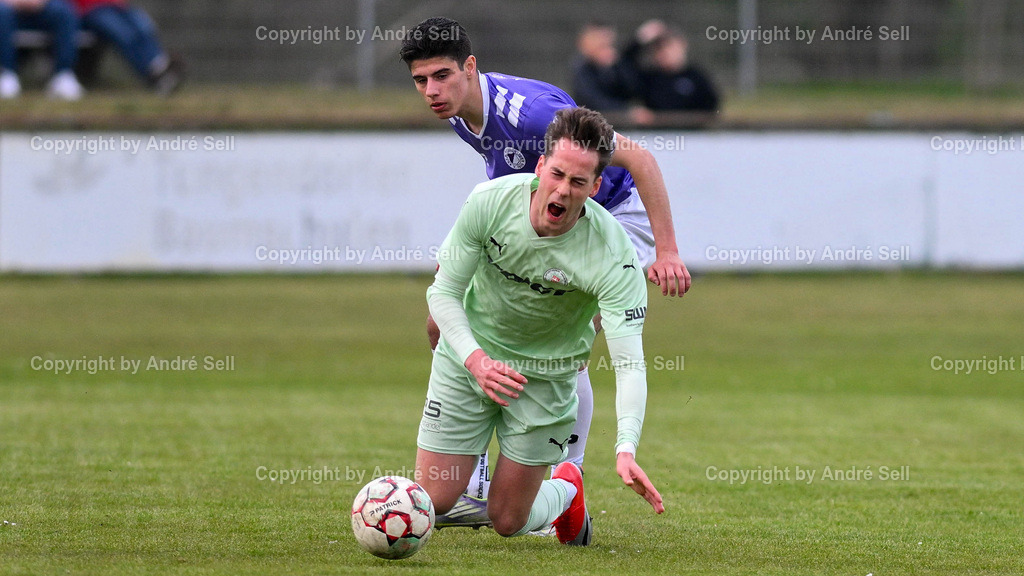 VfR Neumünster (lila) vs PSV Neumünster (grün) | Ilir Serifi (VfR #10) vs Jesper Tiedemann (PSV #11) / Fußball-Oberliga Männer 2025/2026 / VfR Neumünster (lila) vs PSV Neumünster (grün) / Grümmi-Arena / Neumünster / 15.04.26 - Realisiert mit Pictrs.com
