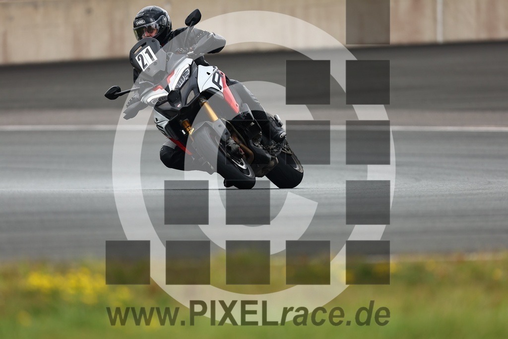 0021-20250916_02782 | Schöne Erinnerungen an spannende Momente - das festzuhalten ist unser Job. PIXELrace.de ist seit 2003 auf den Rennstrecken Europas unterwegs um die Action draußen beim Fahren und die wunderbare Stimmung imm Fahrerlager für euch einzufangen.