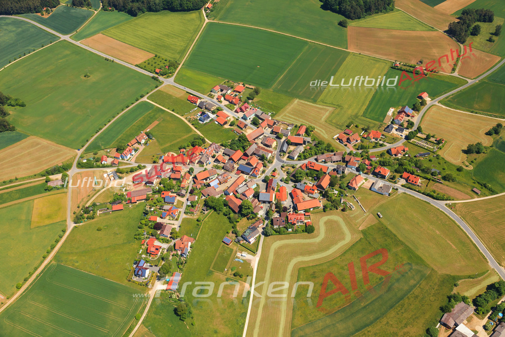 Luftbild von Graefenhaeusling Wattendorf - Luftaufnahme wurde 2015 von https://frankenair.de mittels Flugzeug (keine Drohne) erstellt - die Geschenkidee