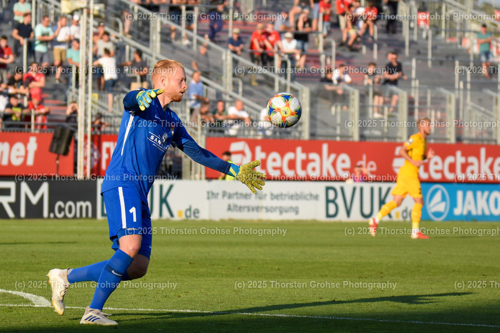 Fussball, 3. Liga, Wuerzburg Kickers vs. SG Sonnenhof Grossaspach, 30.07.2019 | Fussball, 3. Liga, Wuerzburg Kickers vs. SG Sonnenhof Grossaspach, 30.07.2019; in der Flyeralarm ARENA in Wuerzburg, (Deutschland)

Bild:  Maximilian Reule 1 (SG Sonnenhof Grossaspach)

DFL REGULATIONS PROHIBIT ANY USE OF PHOTOGRAPHS as IMAGE SEQUENCES and/or QUASI-VIDEO. - Realisiert mit Pictrs.com