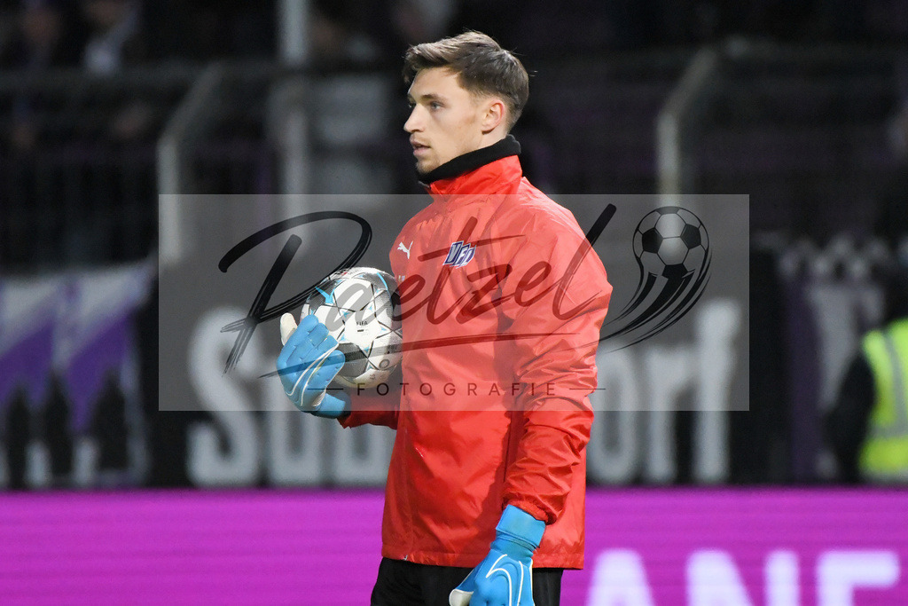 20200129_OSNSVS_0002JPG | Fußball, Herren: Torhüter Nils Körber (VfL Osnabrück) schaut beim Spiel der 2. Bundesliga zwischen VfL Osnabrück vs. SV Sandhausen am 29.01.2020 im Stadion an der Bremer Brücke in Osnabrück, Deutschland.(Foto von Nico Paetzel) - Realisiert mit Pictrs.com