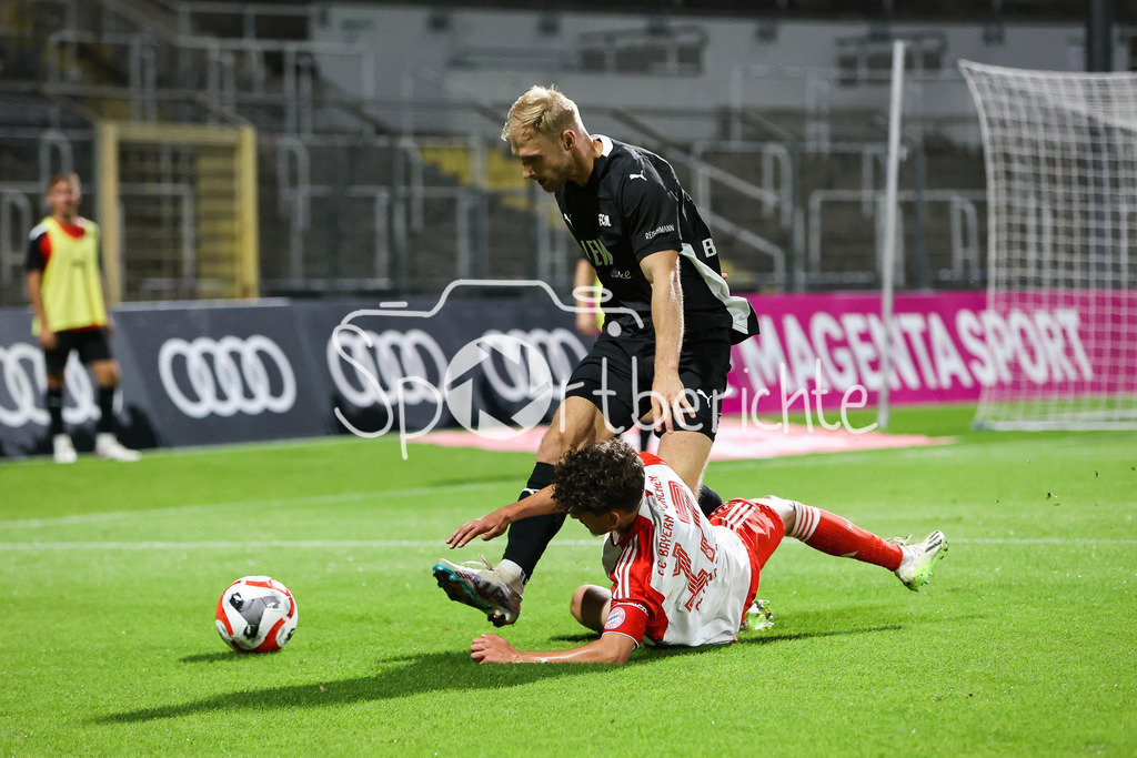 FC Bayern Amateure - FC Memmingen | Nicolai BRUGGER (FCM #4) im Duell mit Younes AITAMER (FCB #17) / Zweikampf