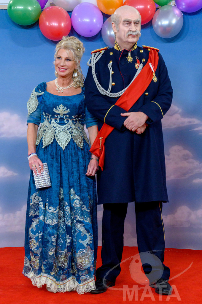_DWA1619 | Ministerpräsident Markus Söder als Otto von Bismarck mit Frau Karin Baumüller-Söder bei der TV-Sendung Fastnacht in Franken 2024. Veitshöchheim, 02.02.2024 Bayern Deutschland - Realisiert mit Pictrs.com