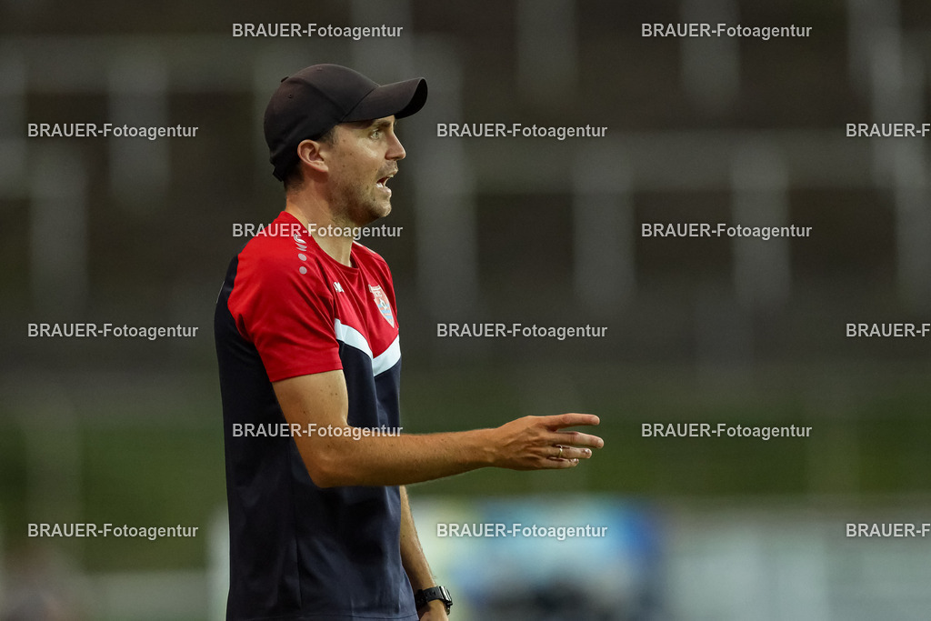 SB_KFCBAU_20250815_4873.JPG -  - KFC Uerdingen - SF Baumberg - Oberliga Niederrhein | Krefeld, Deutschland, 15.08.25: Trainer Julian Stöhr (KFC Uerdingen) gestikuliert, Gestik während des Oberliga Niederrhein Spiels zwischen KFC Uerdingen - SF Baumberg in der Grotenburg Stadion am 15. August 2025 in Krefeld, Deutschland. (Foto von Stefan Brauer/Brauer-Fotoagentur)