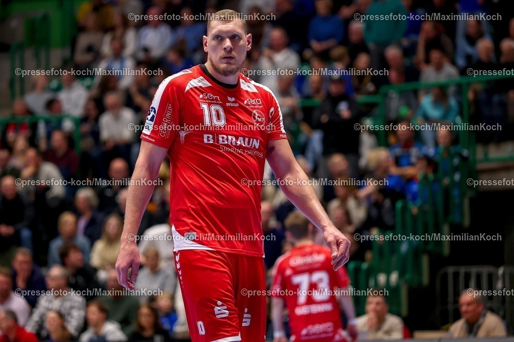 BHC18122501133 | 18.12.2025, Handball, Viertelfinale DHB-Pokal, Bergischer HC - MT Melsungen, Unihalle Wuppertal: Dainis Kristopans (Melsungen #10) 