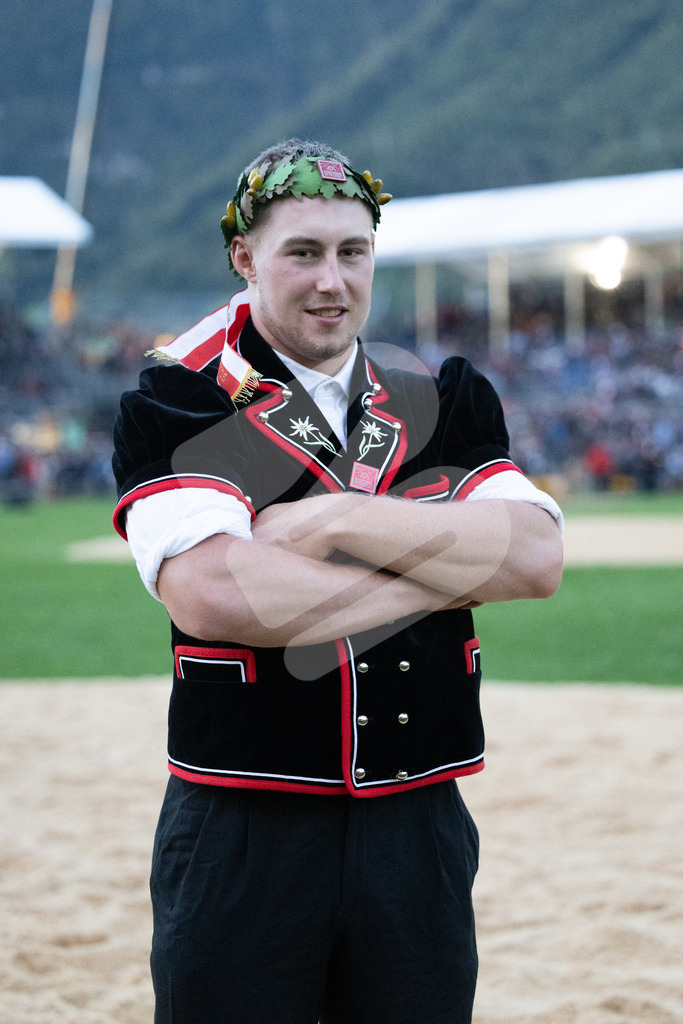 ESAF2025_Ehrung_7511 | Die Schwinger des Schwyzer Kantonalen Schwingerverbandes: Fotos, die Dynamik und Leidenschaft festhalten, sowie emotionale Momente aus dem traditionellen Schwingsport zeigen. - Realisiert mit Pictrs.com