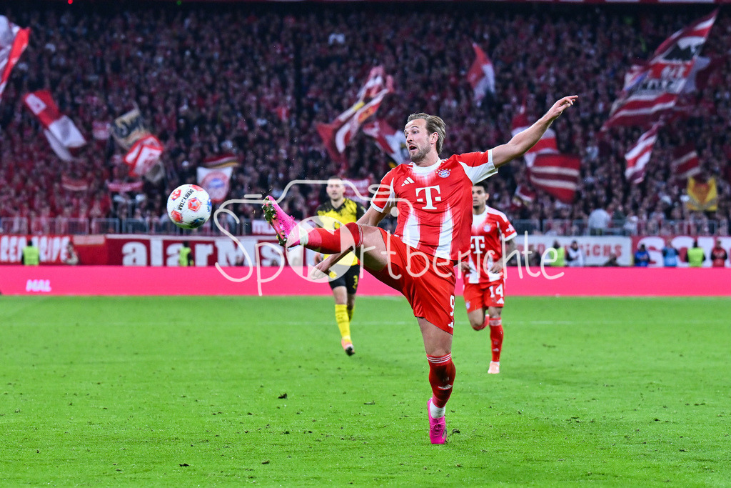 FC Bayern München - Borussia Dortmund | MUNICH, GERMANY - with ball Harry KANE (FC Bayern Munich 9) Bayern Munich vs. Borussia Dortmund on matchday 7 at Allianz Arena on October 18, 2025 in Munich, Germany / DFL REGULATIONS PROHIBIT ANY USE OF PHOTOGRAPHS AS IMAGE SEQUENCES AND/OR QUASI-VIDEO