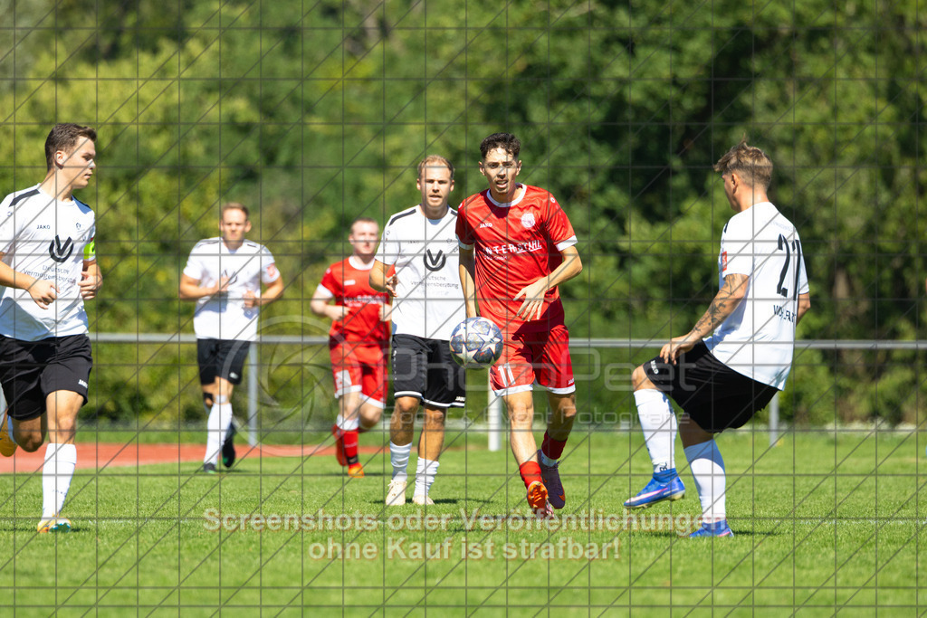 20260906_131313_0095_(c)_by_PhotoPeet | Oktay Boz (1.FC Donzdorf #11) und Noha Wohlfahrt (SGM Jebenhausen/Bezgenriet #21)1.FC Donzdorf II (rot) vs. SGM Jebenhausen-Bezgenriet (weiß), Fußball, Kreisliga A3 - Bezirk Neckar/Fils, 02. Spieltag, Saison 2026/2027, Rasenplatz Lautertal Stadion, Süßener Straße 16, 73072 Donzdorf, 06.09.2026 - 13:00 Uhr,Foto: PhotoPeet / Sport- &amp; Eventfotografie / Peter Harich