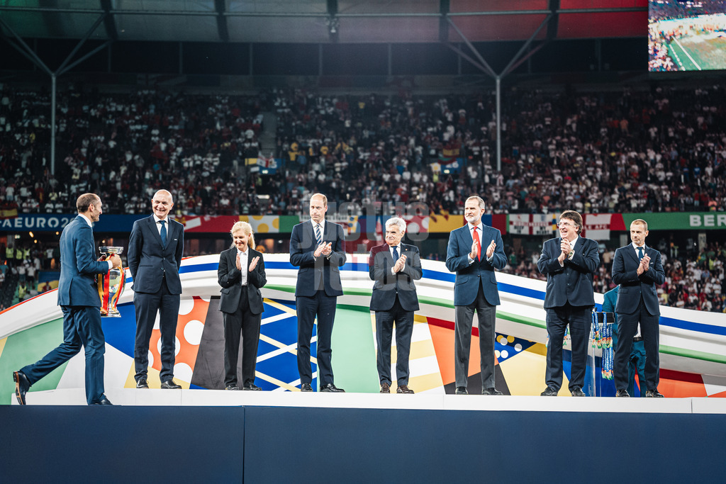 Fußball | Herren | UEFA-Fußball-Europameisterschaft 2024 | Finale | Spanien vs. England | 14.07.2024 | v.l. Giorgio Chiellini mit dem Pokal, Bernd Neuendorf, Debbie Hewitt, Prinz William, Pedro Rocha, König Felipe, Theodoros Theodoridis, Aleksander Ceferin führen die Siegerehrung durch