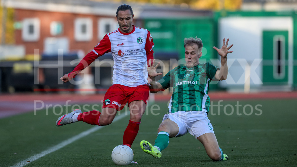 Fussball, Regionalliga Nord, SV Werder Bremen II - VfB Lübeck | v.li.: Felix Drinkuth (VfB Lübeck, 11) und Jannic Ehlers (SV Werder Bremen II, 9) im Zweikampf, Duell, Dynamik, Aktion, Action, Spielszene