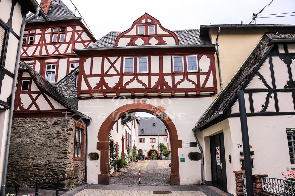 Braubach-1227 | Das Schloss Philippsburg befindet sich am südlichen Stadtrand von Braubach. Seit 1999 ist es Sitz des Europäischen Burgeninstituts. Durch zahlreiche Umbauten ist heute nur noch wenig von der originalen Bausubstanz erhalten.  - Realisiert mit Pictrs.com