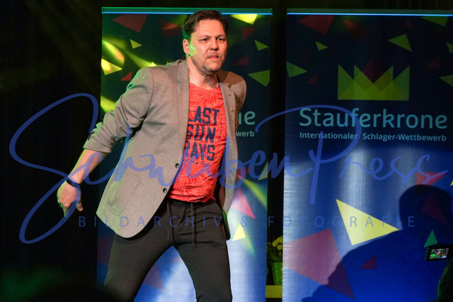 060424Ho1538 | Gregor Schaefer -Stauferkrone 2024
Der internationale Schlagerwettbewerb Stauferkrone wird 2024 bereits zum fuenften Mal von Maitis Media ausgerichetet. 
Deutschland, Donzodrf, Stadthalle, 06.04.2024


