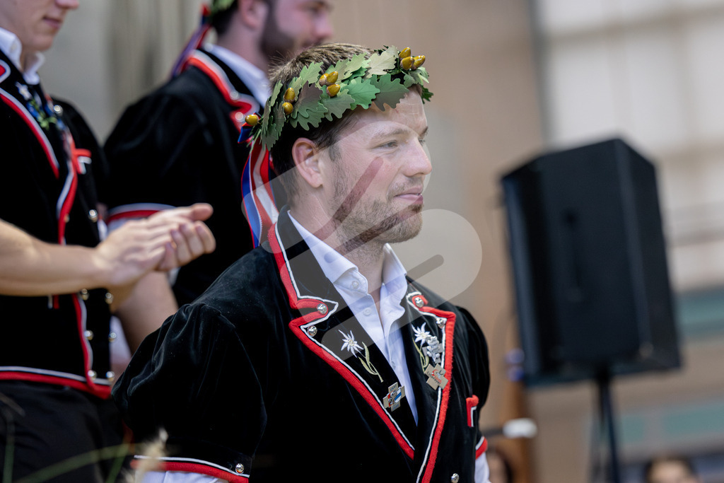 TESSINER2025_Ehrung_2197 | Die Schwinger des Schwyzer Kantonalen Schwingerverbandes: Fotos, die Dynamik und Leidenschaft festhalten, sowie emotionale Momente aus dem traditionellen Schwingsport zeigen. - Realisiert mit Pictrs.com