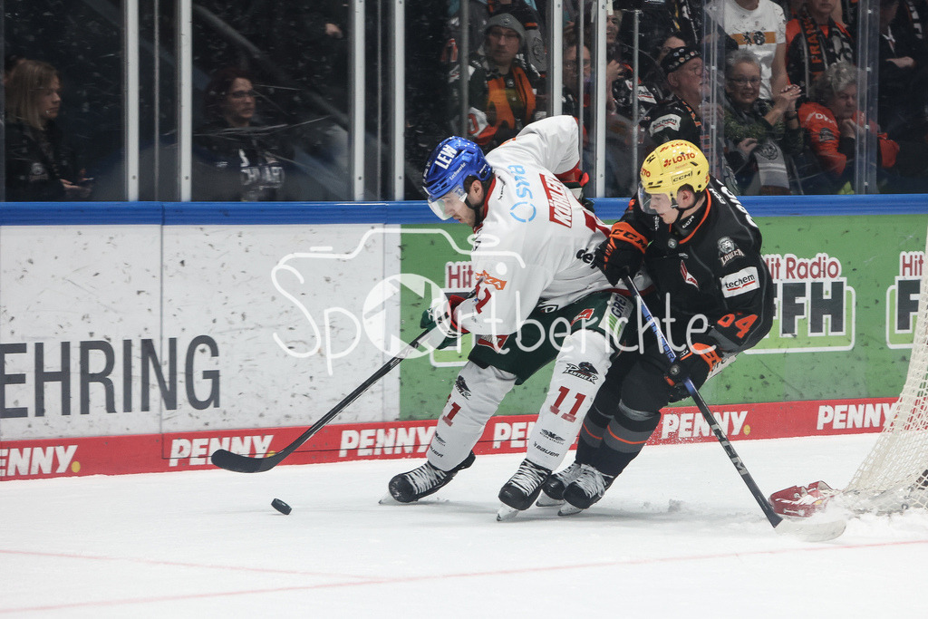Löwen Frankfurt - Augsburger Panther | Mick KOEHLER (AEV #11) im Duell mit Markus SCHWEIGER (FRA #64) / Zweikampf