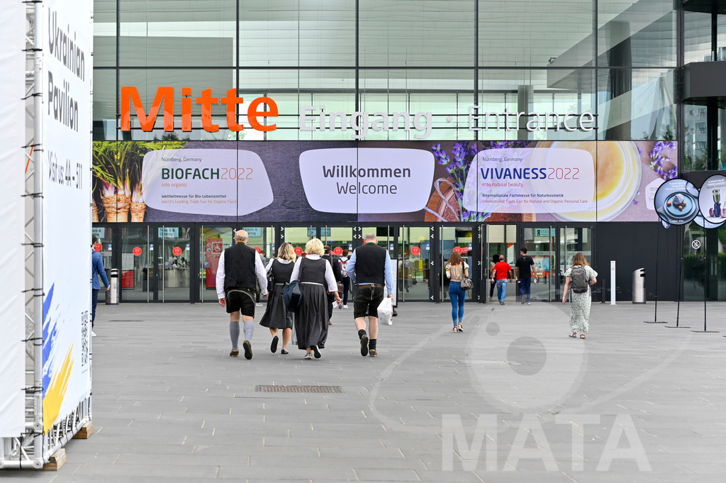 _DW03327 | Das Herz der internationalen Bio-Branche schlug vom 26.–29.07.2022 für vier Tage in Nürnberg. Die BIOFACH, Weltleitmesse für Bio-Lebensmittel, und die VIVANESS, Internationale Fachmesse für Naturkosmetik, meldet sich mit der einmaligen „Summer Edition“ zurück. Groß war die Wiedersehensfreude der über 24.000 Fachbesucher aus 137 Ländern. Im Fokus: Der persönliche Austausch, Networking und vertiefte Gespräche zu den Themen der Zeit. Aber auch: Neuheiten und Trends entdecken und eintauchen mit allen Sinnen in die Produktvielfalt der 2.276 Aussteller aus 94 Ländern. Nürnberg, 29.07.2022 - Realisiert mit Pictrs.com