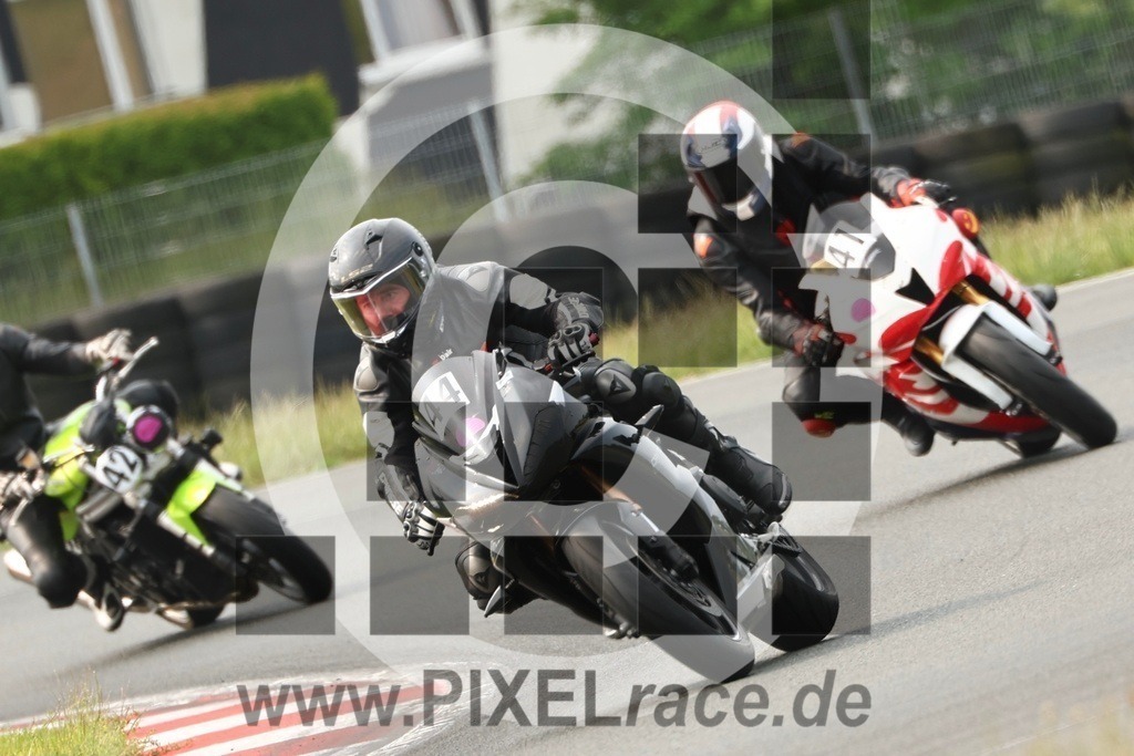 0044-20250602_10768 | Schöne Erinnerungen an spannende Momente - das festzuhalten ist unser Job. PIXELrace.de ist seit 2003 auf den Rennstrecken Europas unterwegs um die Action draußen beim Fahren und die wunderbare Stimmung imm Fahrerlager für euch einzufangen.