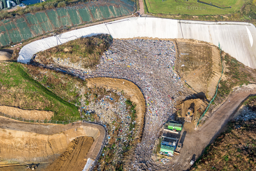 Vue aérienne: Site de la décharge artificielle à Schaffhouse-pres-Seltz à Schaffhouse-près-Seltz dans le département Bas Rhin, France. Photo: IMG_075713.jpg prise le 01/11/2014 par Werner Riehm/FLY-FOTO.eu – Résolution de l'original: 5472 x 3648 px