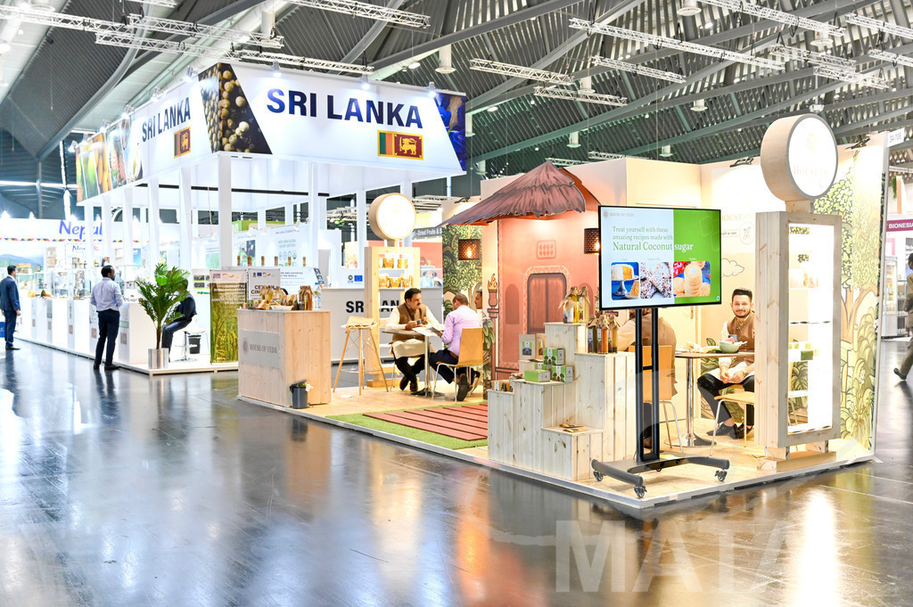 _DW03433 | Das Herz der internationalen Bio-Branche schlug vom 26.–29.07.2022 für vier Tage in Nürnberg. Die BIOFACH, Weltleitmesse für Bio-Lebensmittel, und die VIVANESS, Internationale Fachmesse für Naturkosmetik, meldet sich mit der einmaligen „Summer Edition“ zurück. Groß war die Wiedersehensfreude der über 24.000 Fachbesucher aus 137 Ländern. Im Fokus: Der persönliche Austausch, Networking und vertiefte Gespräche zu den Themen der Zeit. Aber auch: Neuheiten und Trends entdecken und eintauchen mit allen Sinnen in die Produktvielfalt der 2.276 Aussteller aus 94 Ländern. Nürnberg, 29.07.2022 - Realisiert mit Pictrs.com