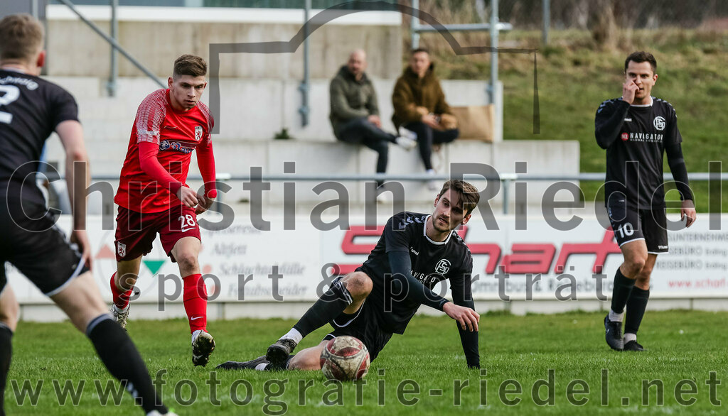 2024-02-24_041_FC_Schwaig_gegen_TSV_1880_Wasserburg | Oberding, Deutschland, 24.02.2024:
Fußball, 2. Runde Qualifikation TOTO-Pokal 2023 / 2024, 1. Spieltag, FC Schwaig gegen TSV 1880 Wasserburg, Endergebnis: 2:3

Manuel Kerschbaum (TSV 1880 Wasserburg, #28), Mario Simak (FC Schwaig, #5), Vincent Sommer (FC Schwaig, #10)

Foto: Christian Riedel / fotografie-riedel.net