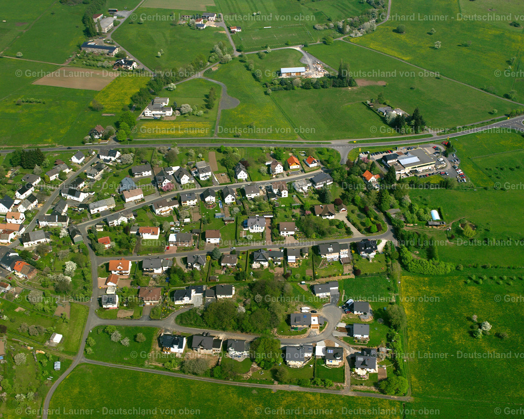 2610015 | ARBORN 09.06.2006 Landwirtschaftliche Nutzflächen und Feldgrenzen  umsäumen das Siedlungsgebiet des Dorfes in Arborn im Bundesland Hessen, Deutschland // Agricultural land and field boundaries surround the settlement area of the village  in Arborn in the state Hesse, Germany Foto: Gerhard Launer
