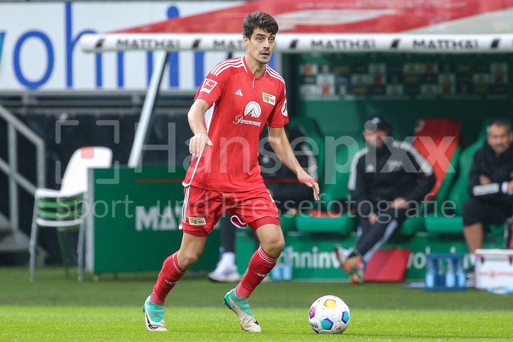 Fussball, Bundesliga, SV Werder Bremen - 1. FC Union Berlin | v.li.: Diogo Leite (1. FC Union Berlin, 4) am Ball, Freisteller, Einzelbild, Ganzkörper, Aktion, Action, Spielszene, DIE DFL-RICHTLINIEN UNTERSAGEN JEGLICHE NUTZUNG VON FOTOS ALS SEQUENZBILDER UND/ODER VIDEOÄHNLICHE FOTOSTRECKEN. DFL REGULATIONS PROHIBIT ANY USE OF PHOTOGRAPHS AS IMAGE SEQUENCES AND/OR QUASI-VIDEO.
