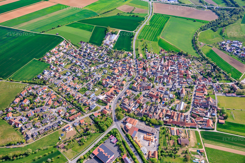Luftbild: Ortsansicht von Südwesten im Ortsteil Zeuzleben in Werneck im Bundesland Bayern in Deutschland.Foto: IMG_156139.jpg vom 03.05.2026 durch Werner Riehm/FLY-FOTO.deAuflösung des Originals: 6000 x 4000 px