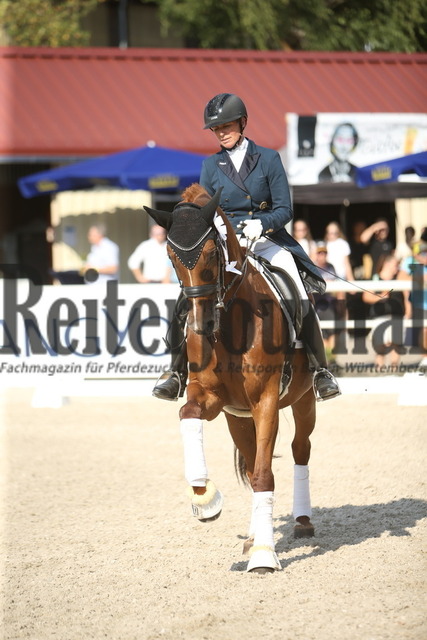 Birkhof_2022_GrandPrixSpecial_Siegerehrung_GrandPrixSpecial (41) | Alle Fotos der Reiterjournal Fotografin Doris Matthaes im Reiterjournal Online-Fotoshop. - Realisiert mit Pictrs.com