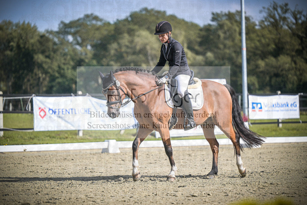 DOS_B759 | Entdecke hochwertige Reitturnierfotos von Foto Oger. Professionell, emotional und authentisch – jetzt Lieblingsmomente im Shop bestellen.Deutschlandweite Turnierfotografie. - Realisiert mit Pictrs.com