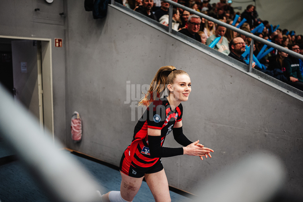 Volleyball | Frauen | Saison 2025/2026 | Volleyball Bundesliga | ETV Hamburger Volksbank Volleys vs. SSC Palmberg Schwerin | 17.01.2026 | Alexa Sophie Thaden (#15, ETV Hamburger Volksbank Volleys) beim Einlauf in die Arena