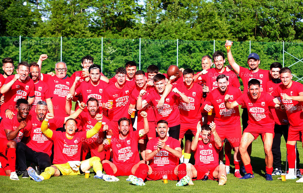 A_LUI_03052025_01 | SPORT FUSSBALL LL.OST ASKOE OEDT 1B-USV ST.ULRICH 03.05.2025IM BILD: DIE MANNSCHAFT VON ASKOE OEDT 1 B WURDE ÜUEBERLEGEN MEISTER DER LANDESLIGA OSTFOTO:FOTOLUI