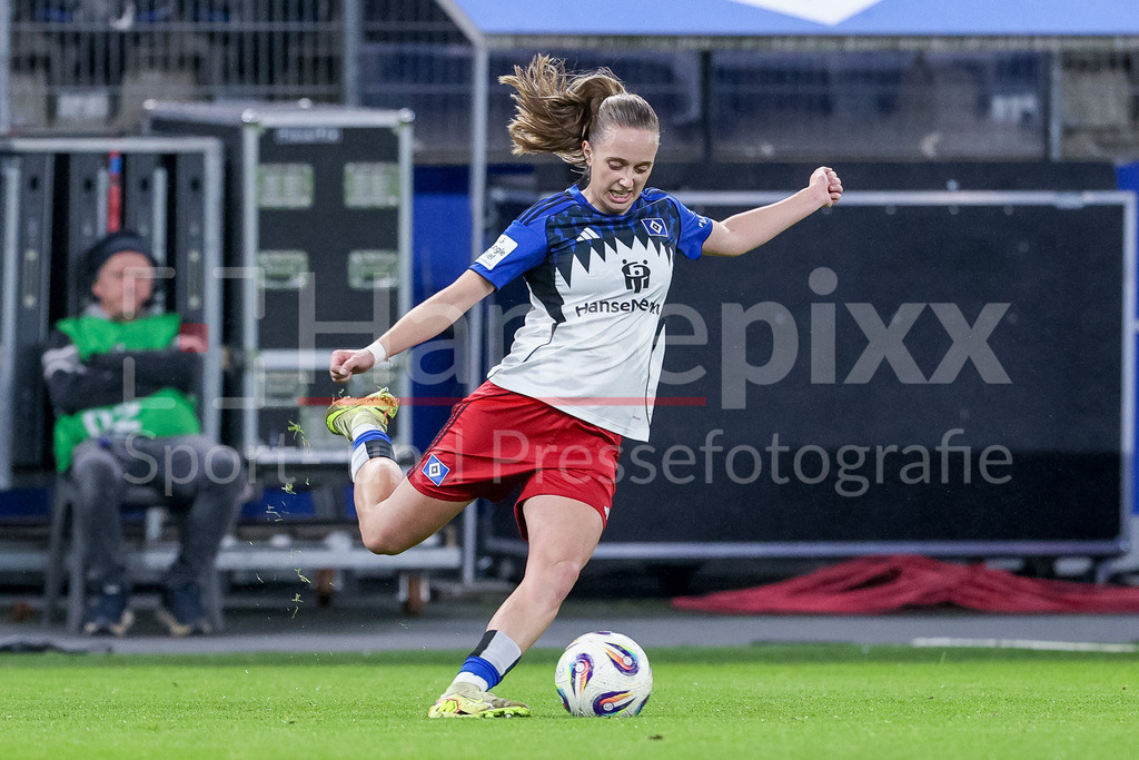 Fussball, Google Pixel Frauen-Bundesliga, Hamburger SV - 1. FC Köln | Victoria Schulz (Hamburger SV, 19) am Ball, Freisteller, Einzelbild, Ganzkörper, Aktion, Action, Spielszene, DIE DFB-RICHTLINIEN UNTERSAGEN JEGLICHE NUTZUNG VON FOTOS ALS SEQUENZBILDER UND/ODER VIDEOÄHNLICHE FOTOSTRECKEN. DFB REGULATIONS PROHIBIT ANY USE OF PHOTOGRAPHS AS IMAGE SEQUENCES AND/OR QUASI-VIDEO.
