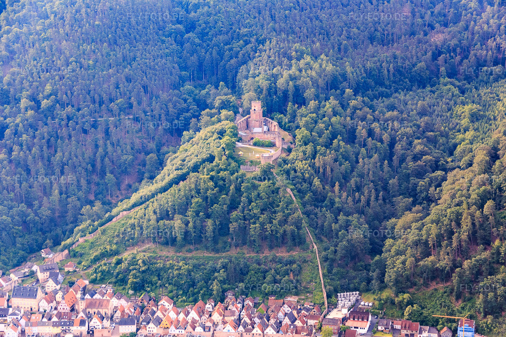 Luftbild: Burg Freudenberg in Freudenberg im Bundesland Baden-Württemberg in Deutschland. Foto: IMG_089641.jpg vom 11.06.2016 durch Werner Riehm/FLY-FOTO.deWWW.FREUDENBERG-MAIN.DE