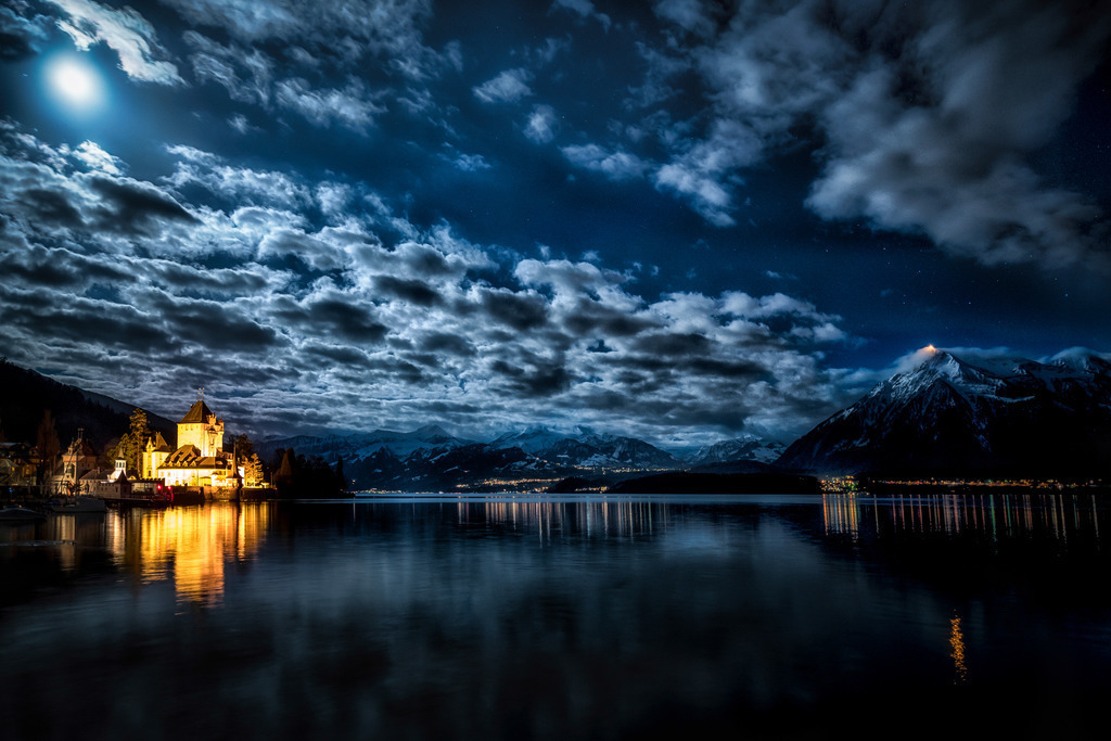 Mond über Schloss Oberhofen | Thunersee mit Schloss Oberhofen, beleuchtet von Scheinwerfern und dem Mond. 
------------------------------------------------------------
Lake Thun with Oberhofen Castle, illuminated by spotlights and the moon.
------------------------------------------------------------
Dieser Druck ist in einer limitierten Auflage von 5 Exemplaren erhältlich. 
This print is available in a limited edition of 5 copies. 
http://art.hess.photography/109--mond-ueber-schloss-oberhofen.html - Realisiert mit Pictrs.com