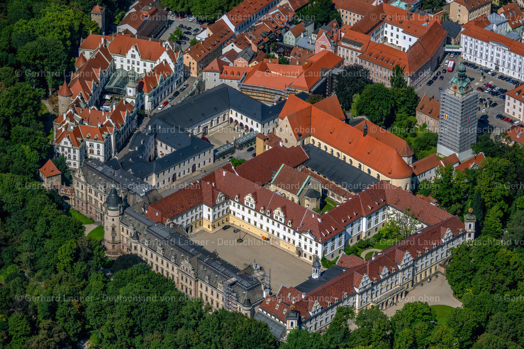 4050781 | REGENSBURG 02.09.2021 Schloss St. Emmeram im Altstadt- Zentrum von Regensburg im Bundesland Bayern. Das ehemalige Kloster ist heute ein Schloss des Fürstenhauses Thurn und Taxis. // Building complex of the former monastery St. Emmeram in Regensburg in the state Bavaria, Germany. Foto: Gerhard Launer