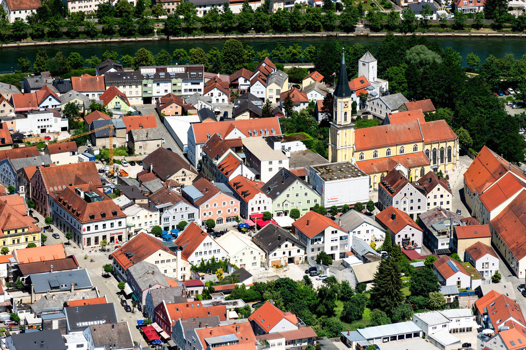 dr__0054199.jpg | KELHEIM 12.06.2020 Platz- Ensemble Ludwigsplatz im Innenstadt- Zentrum im Ortsteil Gronsdorf in Kelheim im Bundesland Bayern, Deutschland. // Ensemble space an place Ludwigsplatz in the inner city center in the district Gronsdorf in Kelheim in the state Bavaria, Germany. Foto: Daniel Reiter