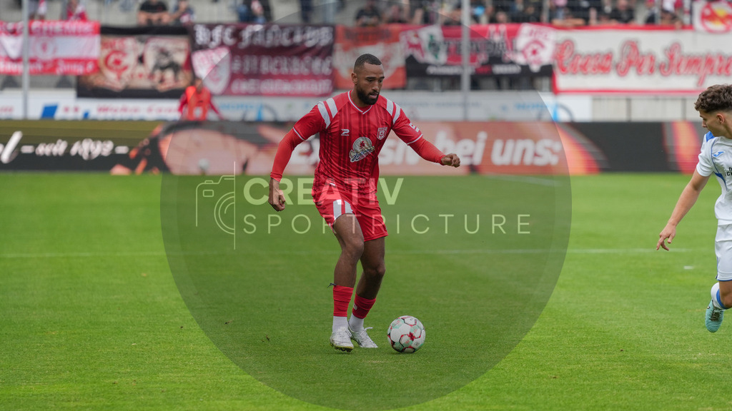 Fußball, Herren, Saison 2025/2026, Regionalliga Nordost, 5. Spieltag, Hallescher FC vs. FSV 63 Luckenwalde, Dienstag 26.08.2025, Leuna-Chemie-Stadion Halle, | Fußball, Herren, Saison 2025/2026, Regionalliga Nordost, 5. Spieltag, Hallescher FC vs. FSV 63 Luckenwalde, Dienstag 26.08.2025, Leuna-Chemie-Stadion Halle, Im Bild: Cyrill Akono (Halle) - Realisiert mit Pictrs.com