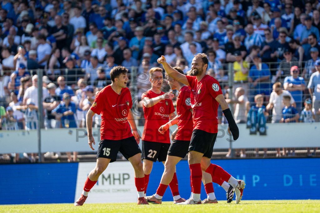 Stuttgarter Kickers vs. SG Sonnenhof Großaspach, Fussball, WFV-Pokal, Finale, 23.05.2026 | Kollektiver Torjubel nach Treffer durch Fabian Eisele (SG Sonnenhof Großaspach, #23) zum 0:2,Stuttgarter Kickers vs. SG Sonnenhof Großaspach, Fussball, WFV-Pokal, Finale, 23.05.2026
